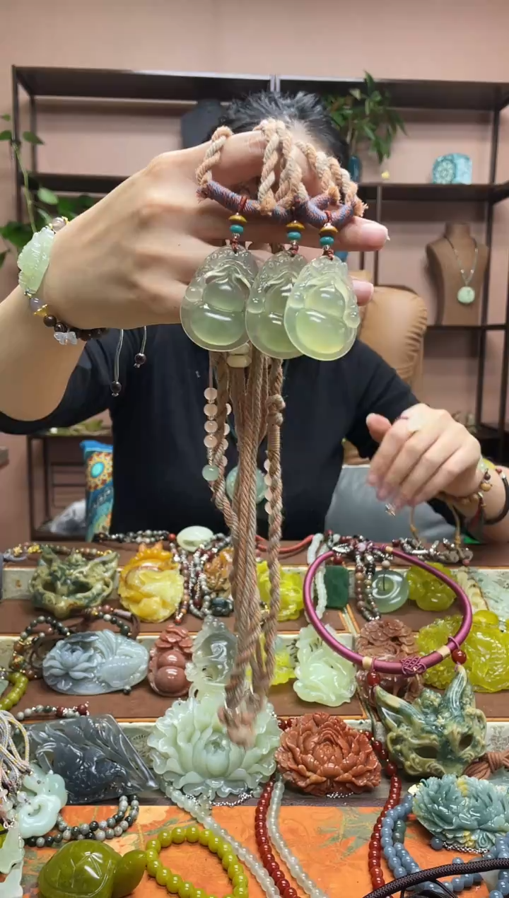 未镶嵌岫玉颈饰多样性发货发其中之一