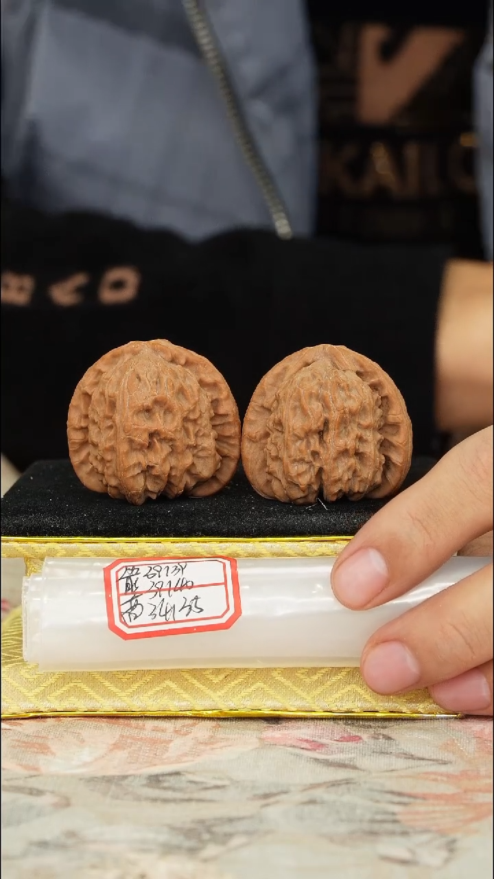 【闪购商品】文玩核桃把件白狮子