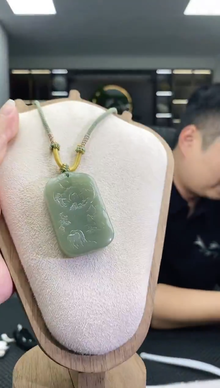 颈饰未镶嵌和田玉山水吊坠