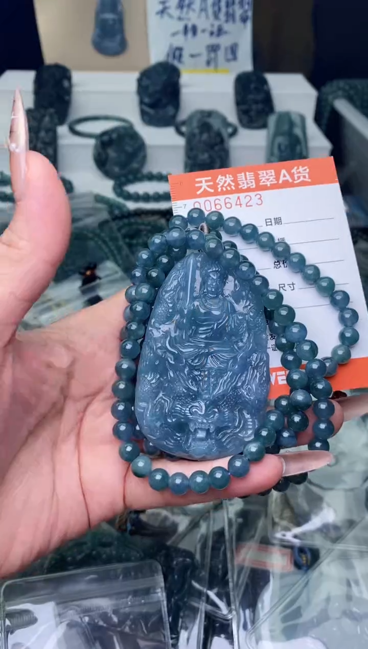 翡翠未镶嵌颈饰··············