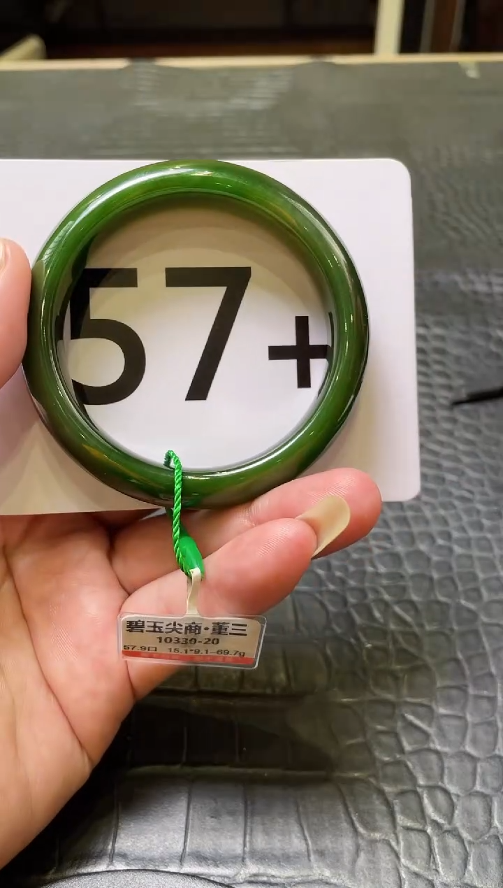 和田玉（碧玉）手镯未镶嵌一个