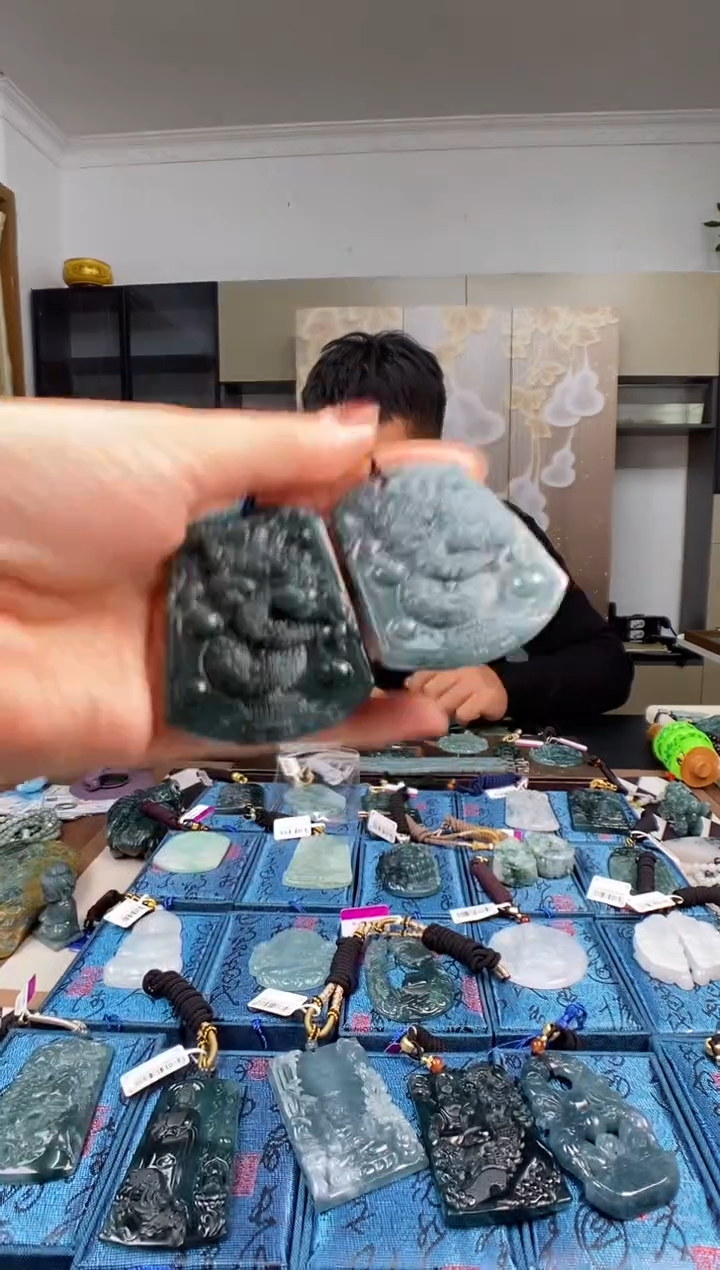 颈饰未镶嵌翡翠 多样性发其一