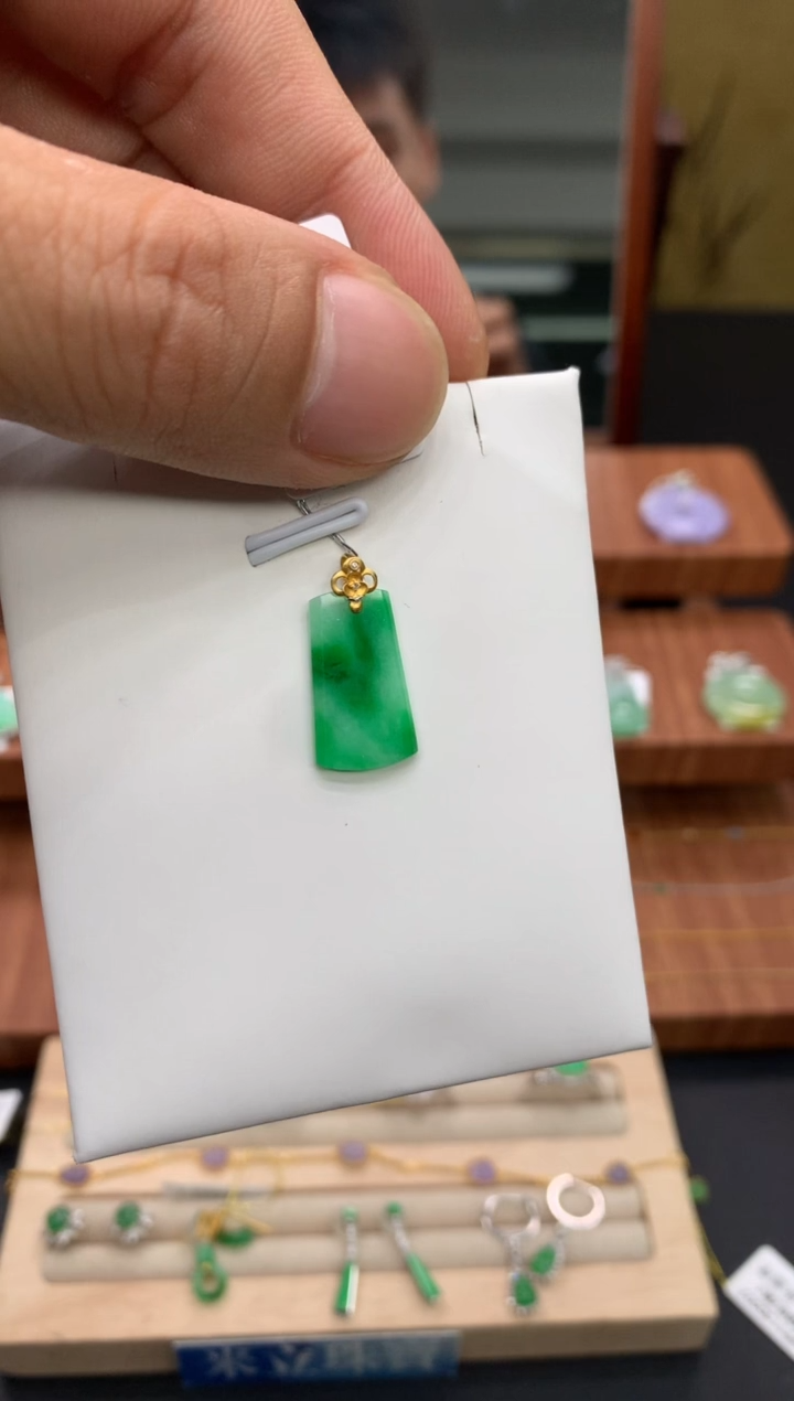 颈饰18K金镶嵌翡翠无事牌