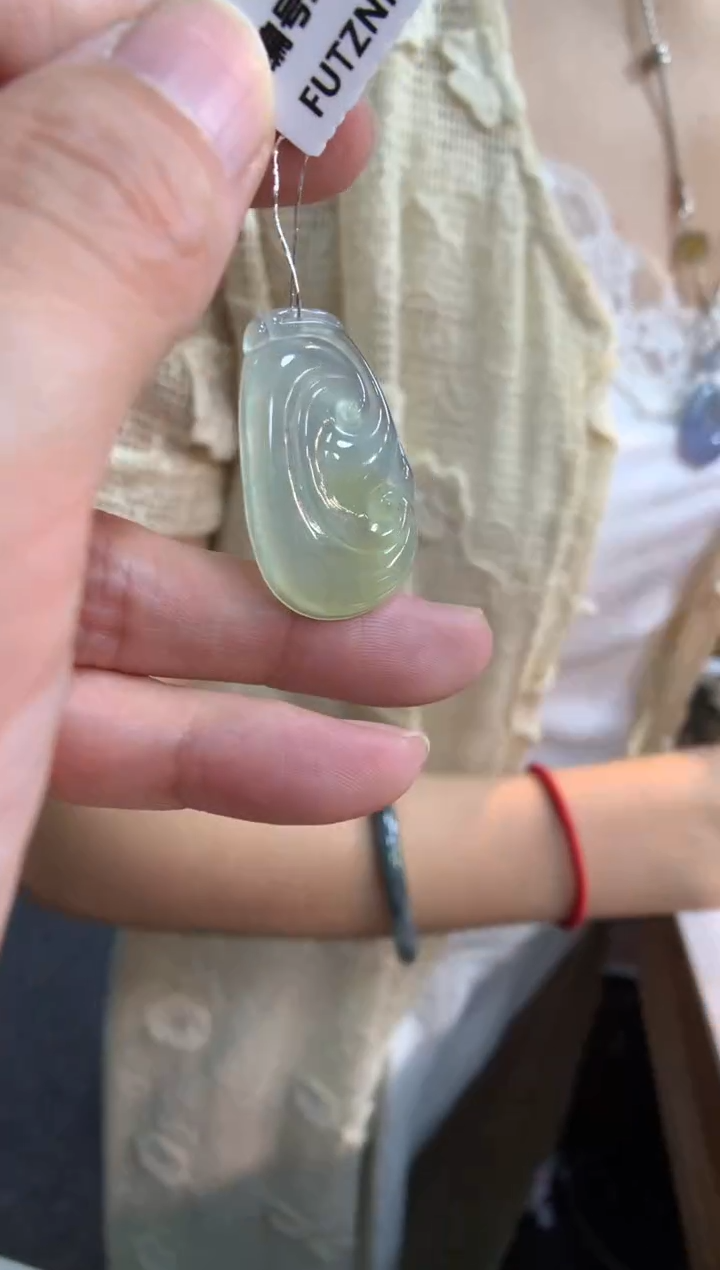 翡翠未镶嵌颈饰如意