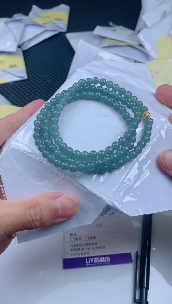 翡翠未镶嵌颈饰           