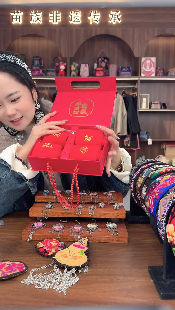 刺绣扶光苗绣传承L18