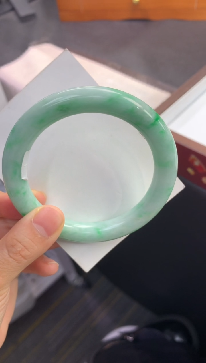 未镶嵌手镯（圆镯）翡翠退货需手镯吊牌标签完好