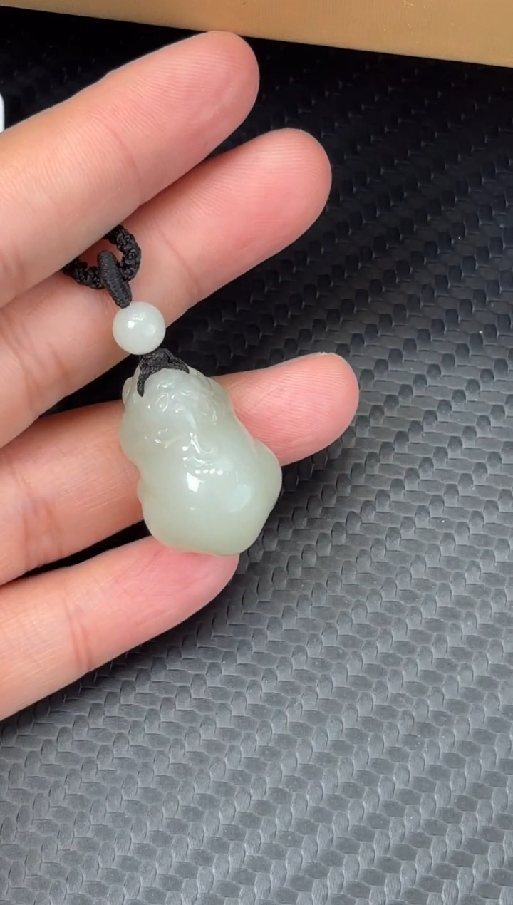 吊坠(赠链)未镶嵌和田玉且末近矿微色差吊坠