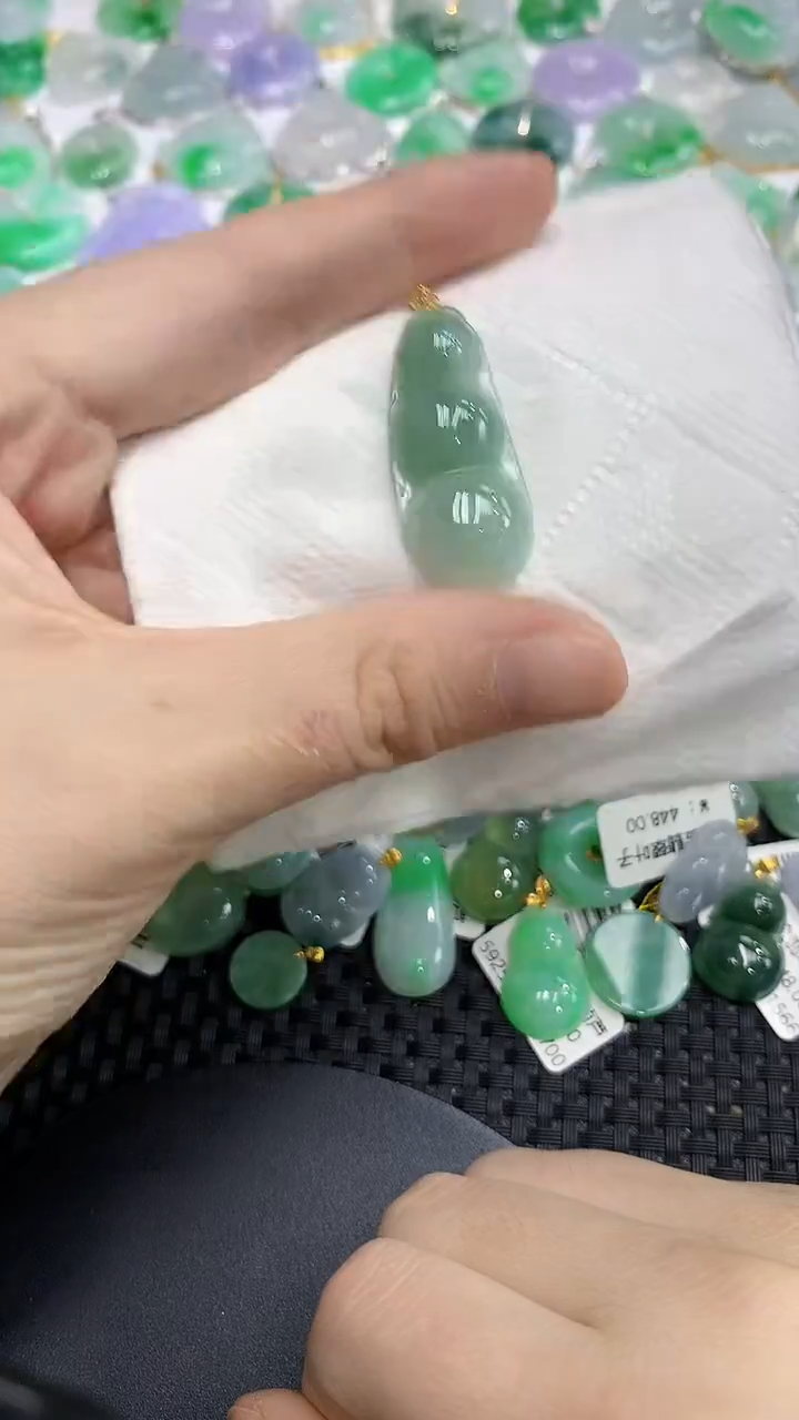 颈饰18K金镶嵌翡翠a货百元以下同包裹多件发出的只收取一单运费