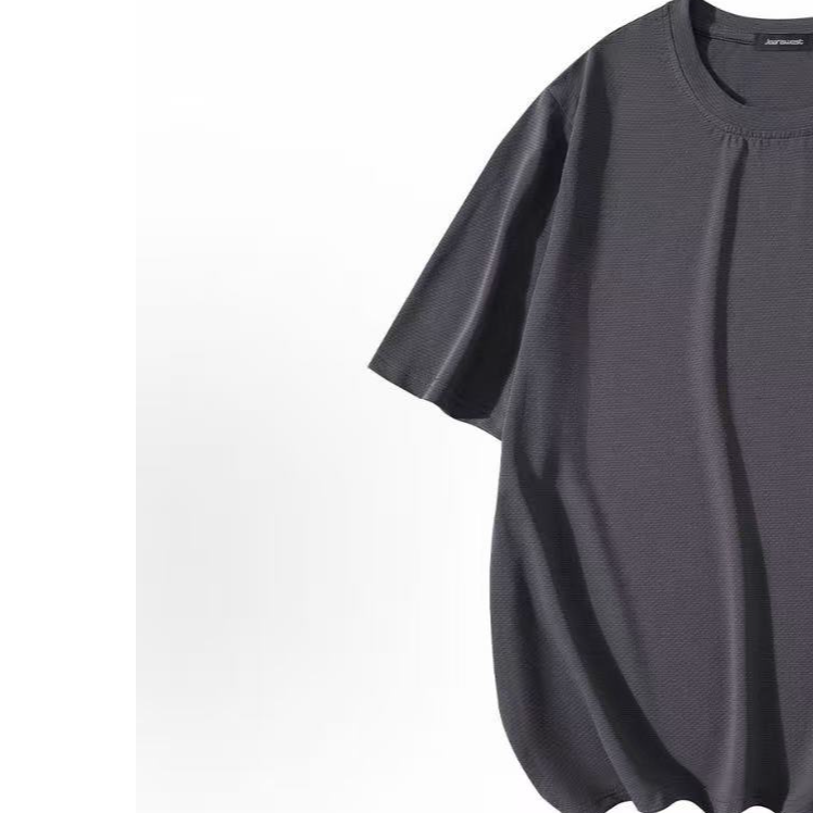 一件纯灰色短袖T