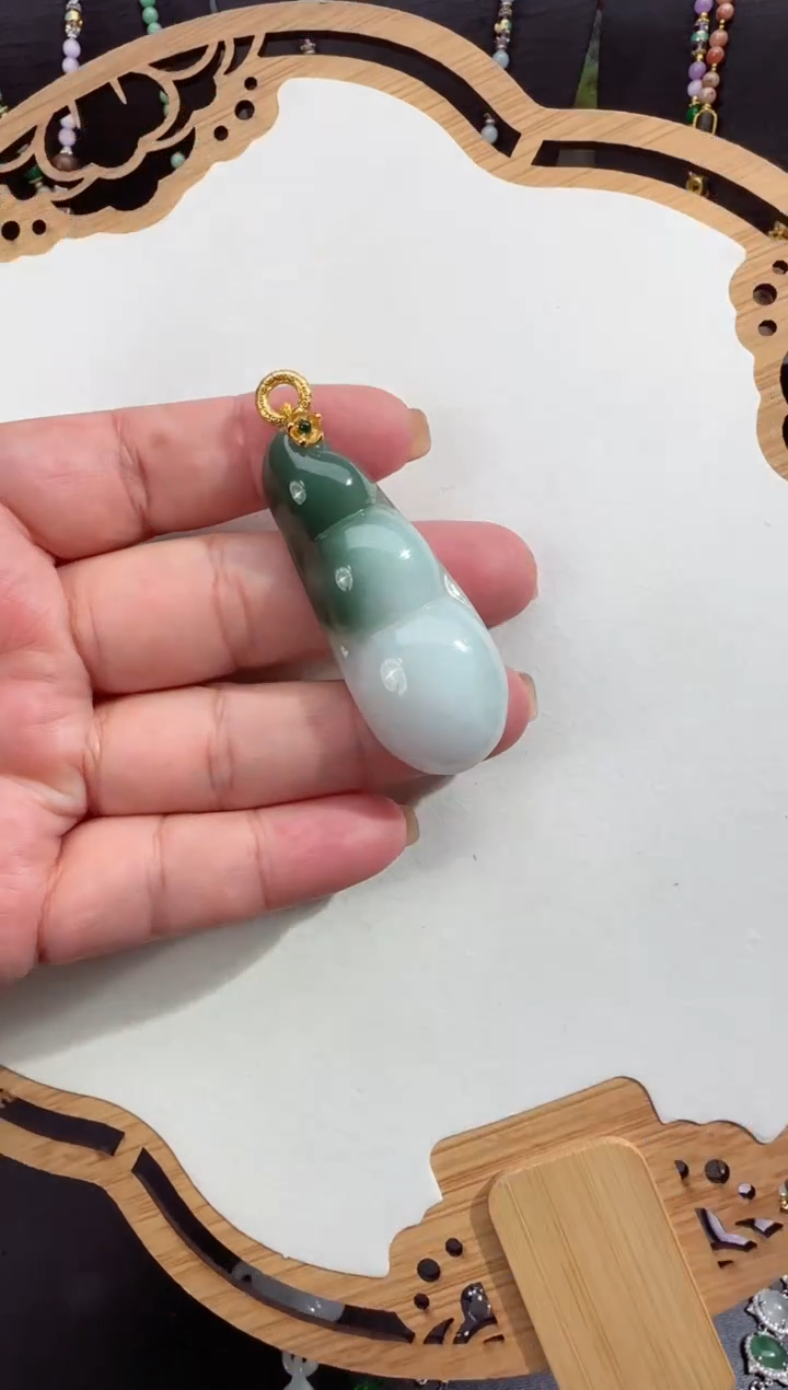 翡翠未镶嵌颈饰拍照