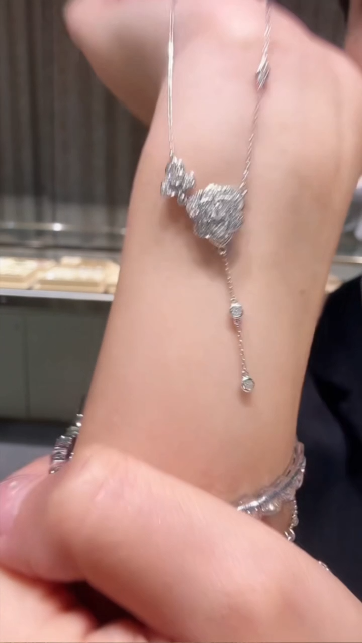 项链18K金镶嵌钻石山茶花