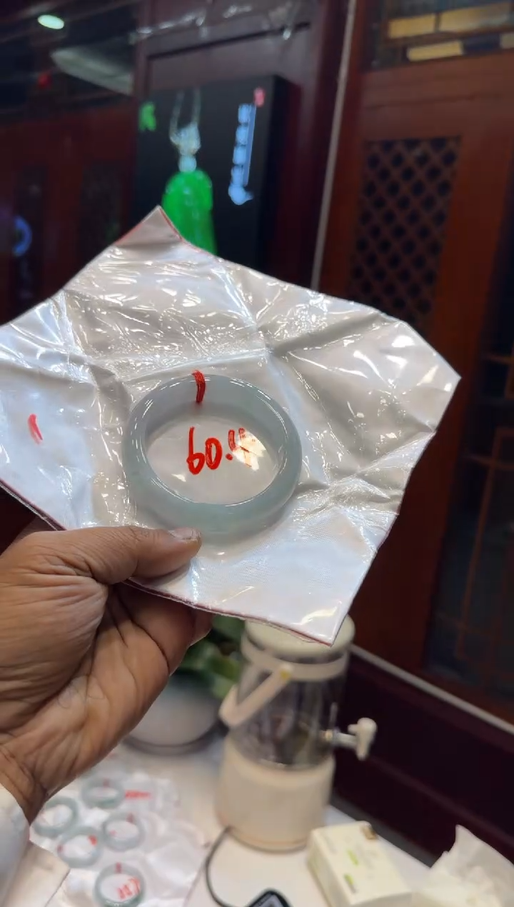 未镶嵌手镯翡翠手镯包容价