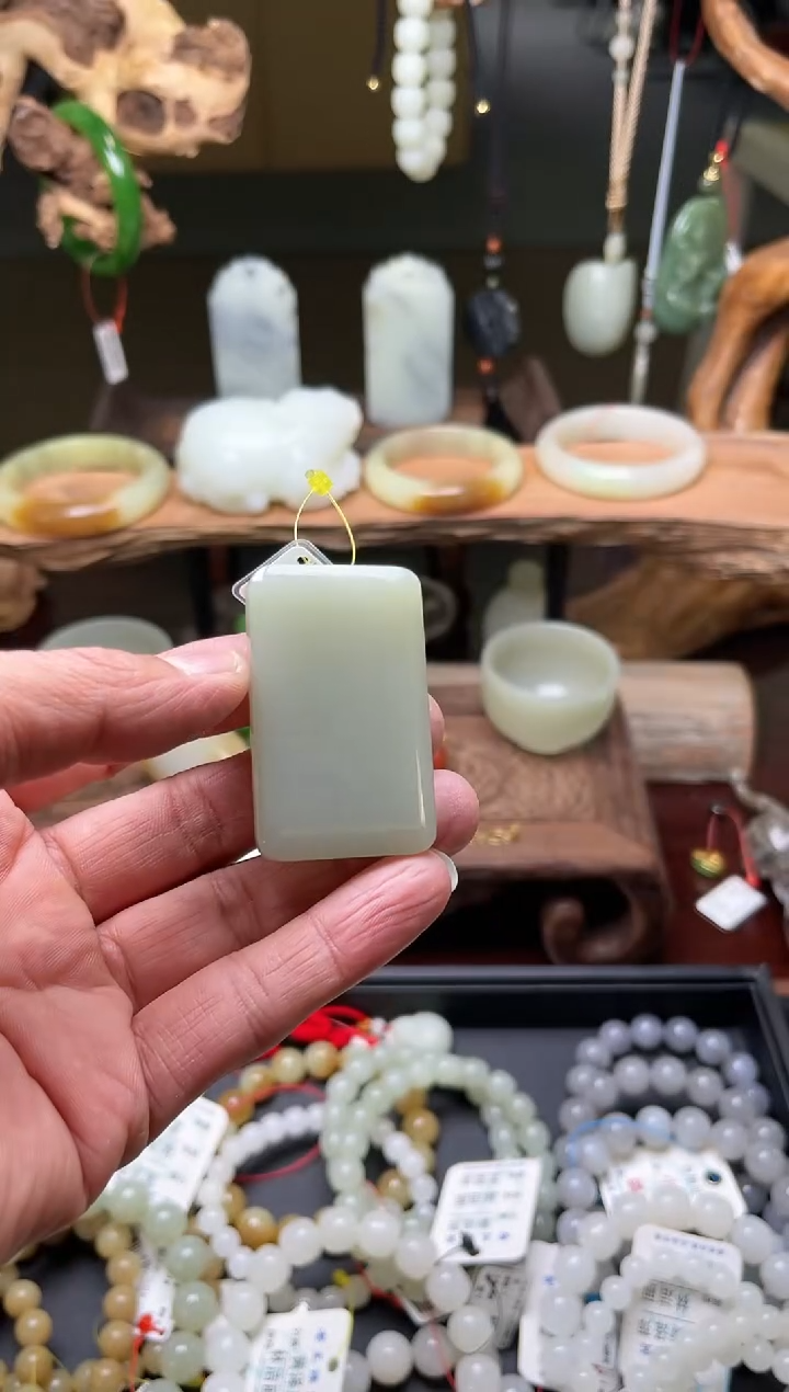 【闪购商品】和田玉吊坠未镶嵌且末青白 光面无事牌30200