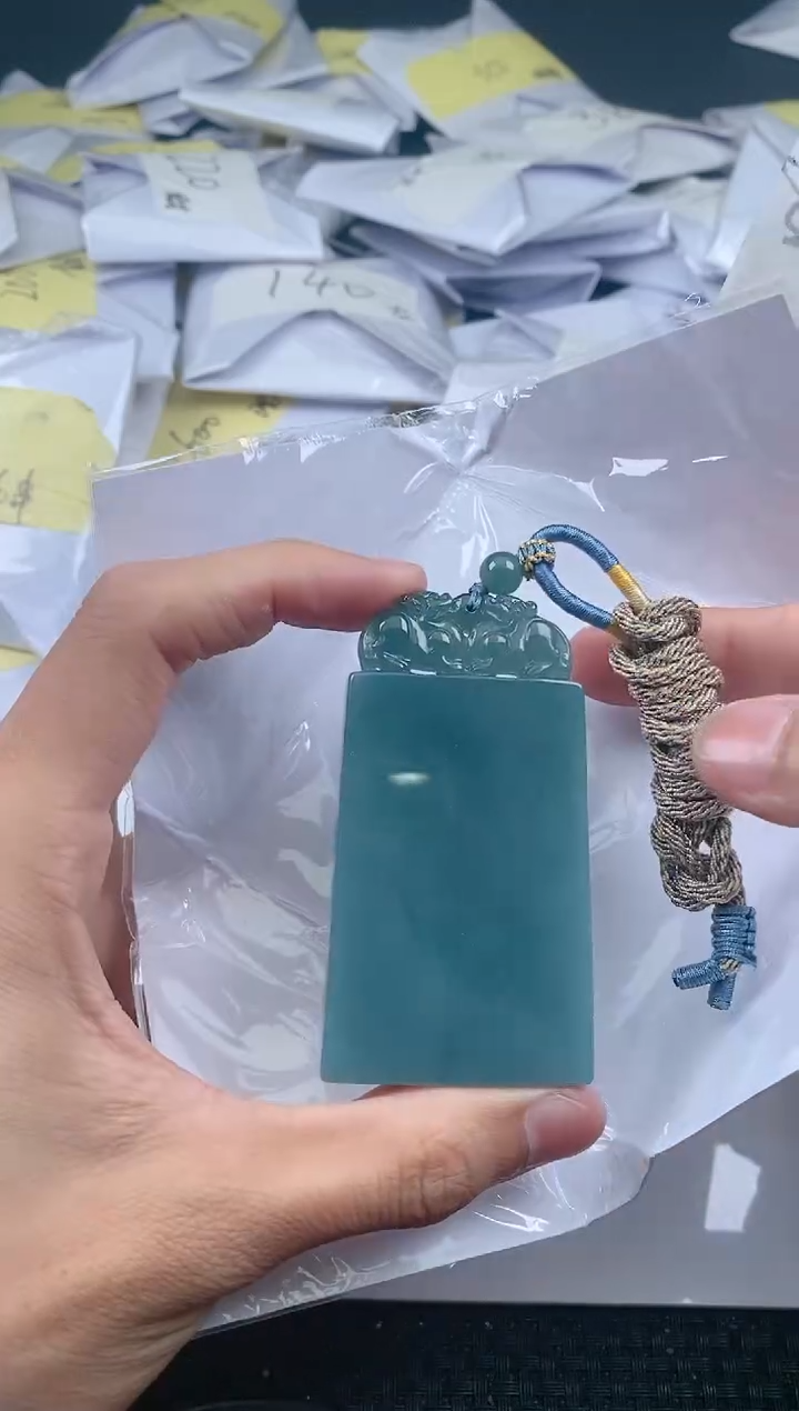 翡翠未镶嵌颈饰           