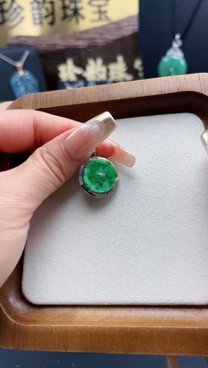【闪购商品】翡翠颈饰18K金镶嵌吊坠