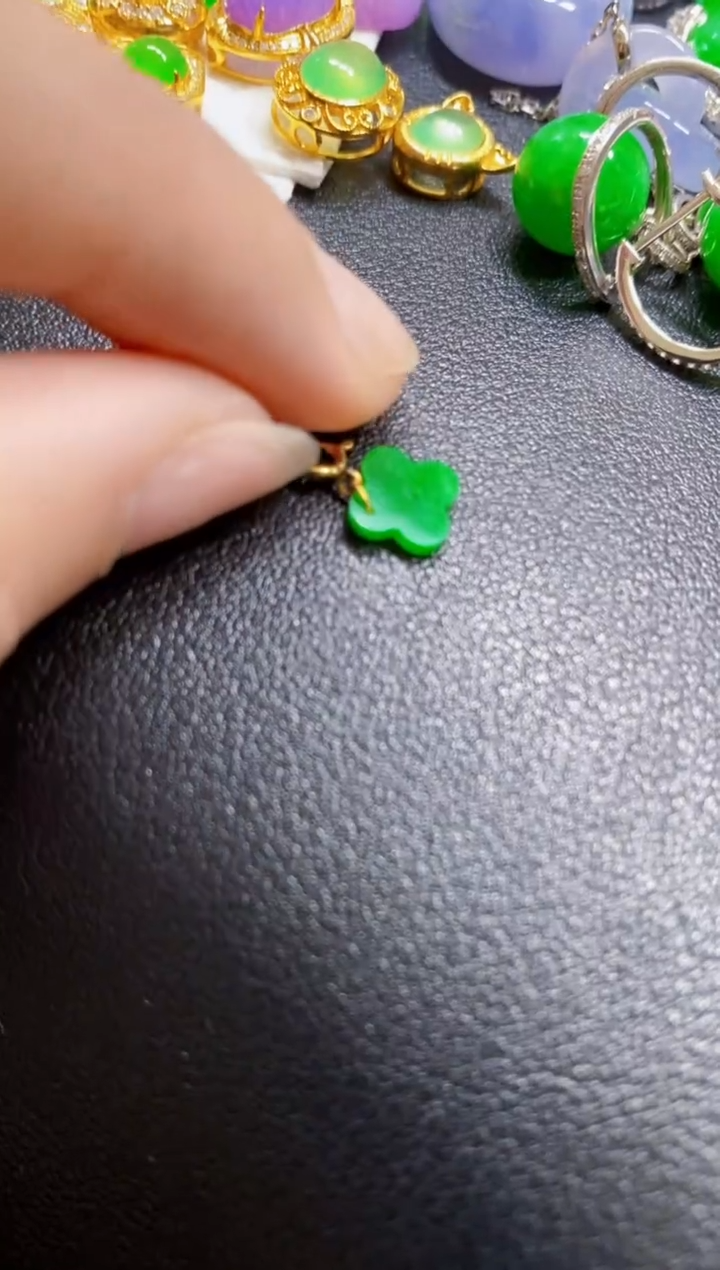 颈饰18K金镶嵌翡翠瓜