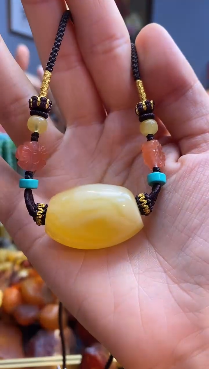 未镶嵌颈饰琥珀吊坠