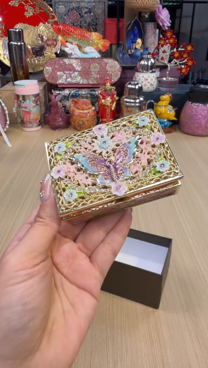 33七宝粉色长方形蝴蝶盒