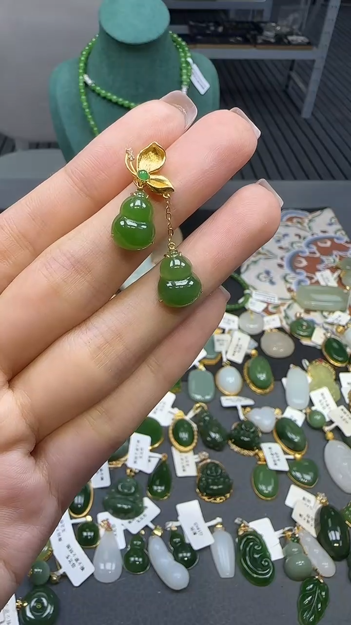 18K金镶嵌和田玉挂件1