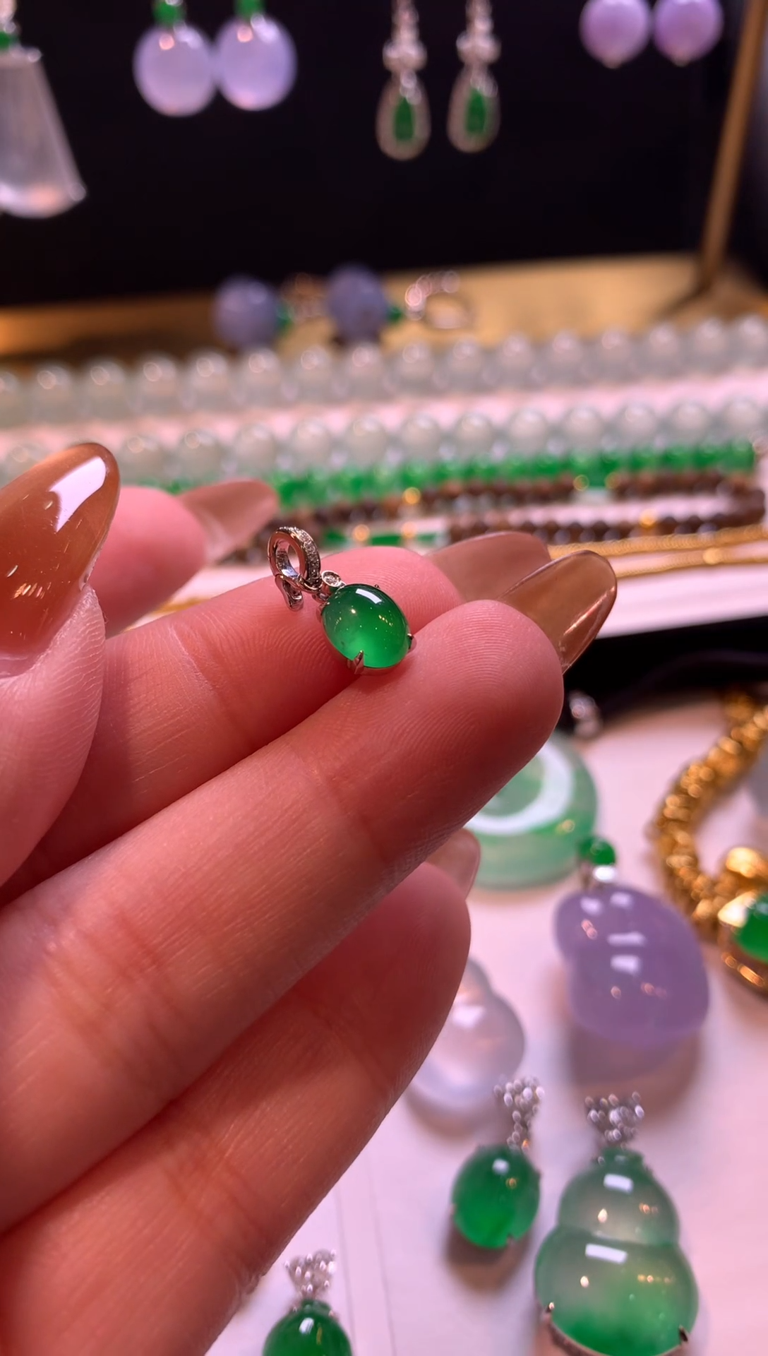 颈饰18K金镶嵌翡翠蛋面滴流