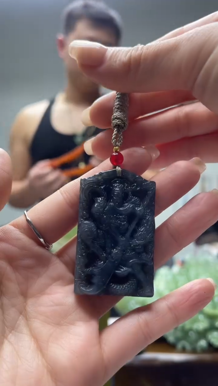 未镶嵌岫玉颈饰·微瑕