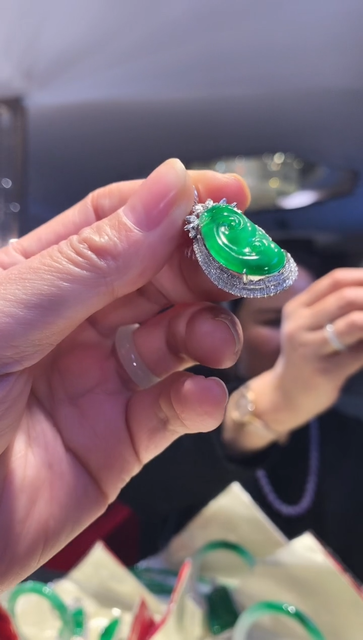 【闪购商品】翡翠吊坠(不含链)18K金镶嵌如意