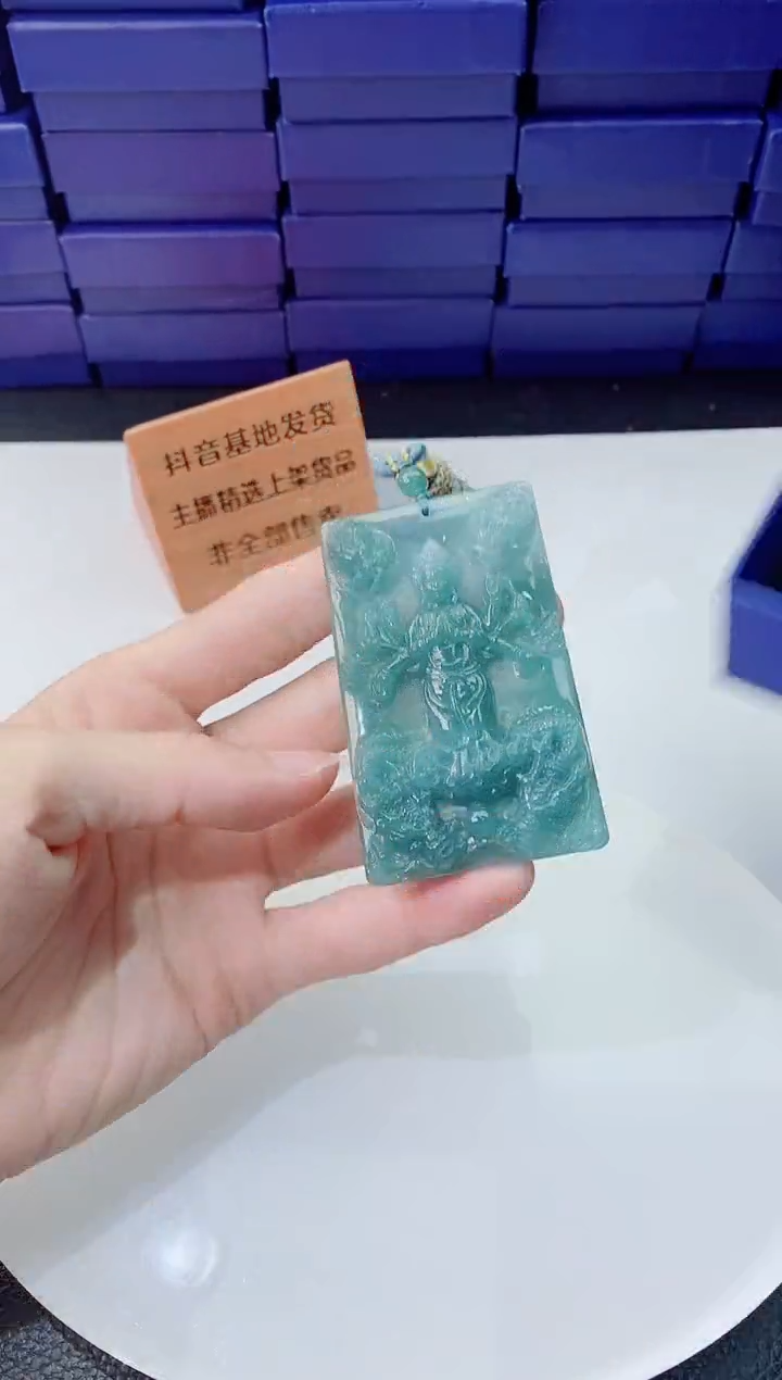 翡翠未镶嵌颈饰         