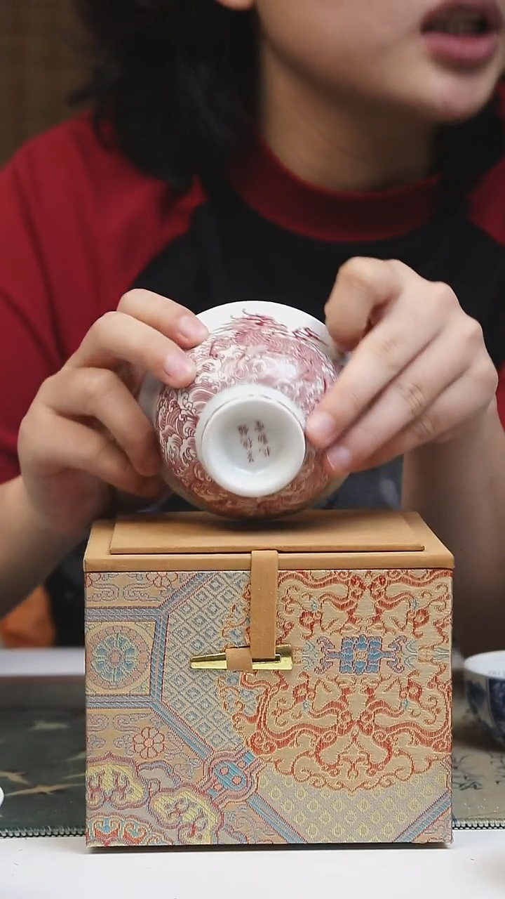 景德镇高温瓷矾红踏浪麒麟大撇口