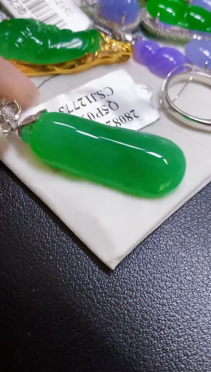 颈饰18K金镶嵌翡翠瓜