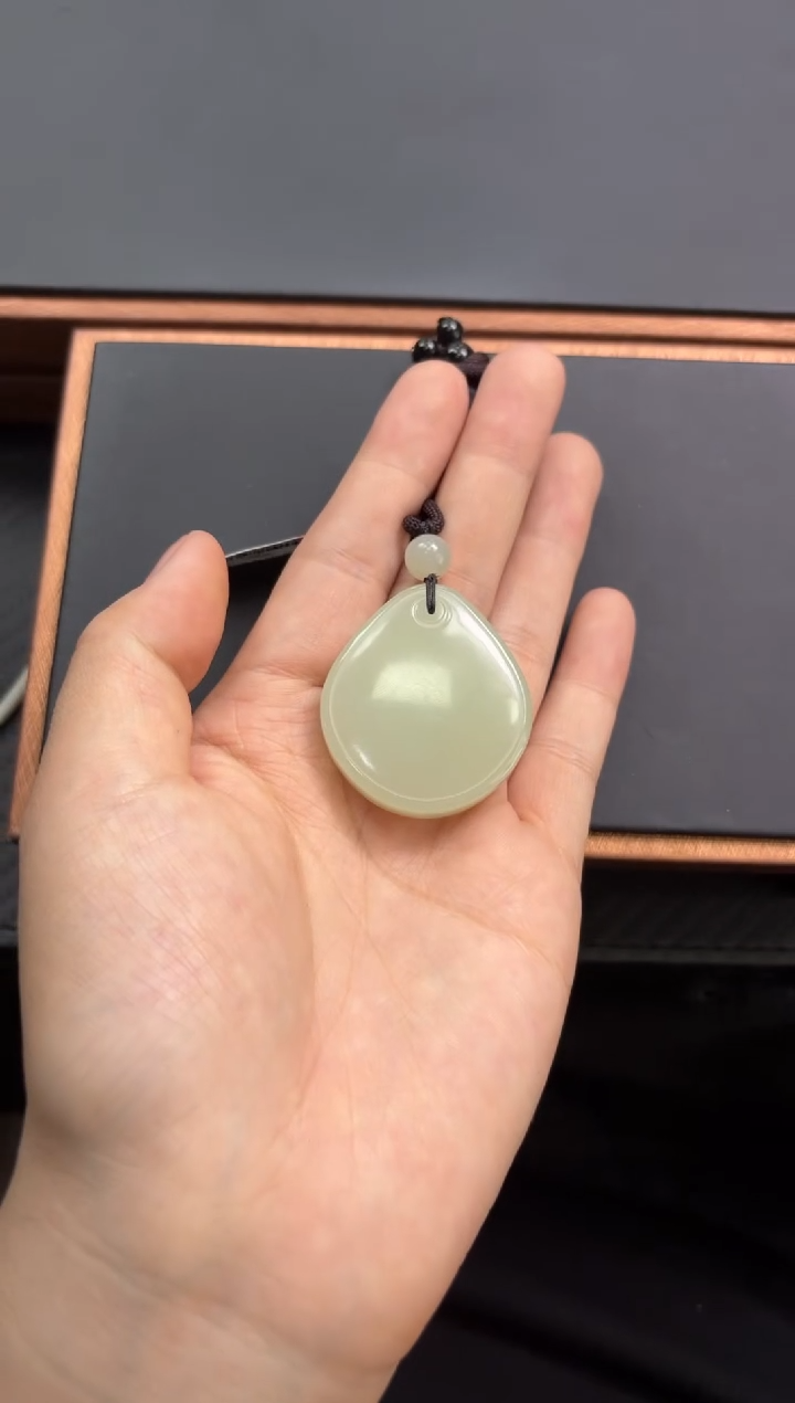 【闪购商品】和田玉吊坠(赠链)未镶嵌且末微色差迪克兰一细吊坠