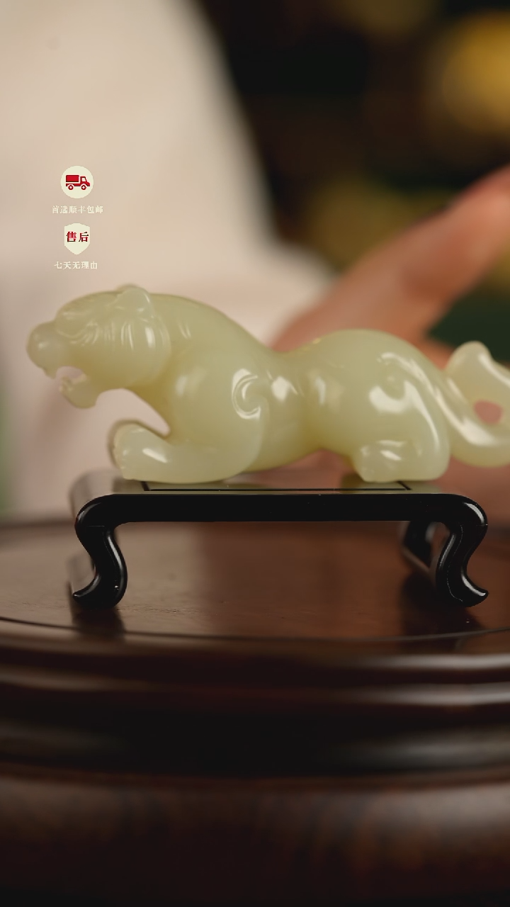 云南石竹叶青雕刻：伏虎