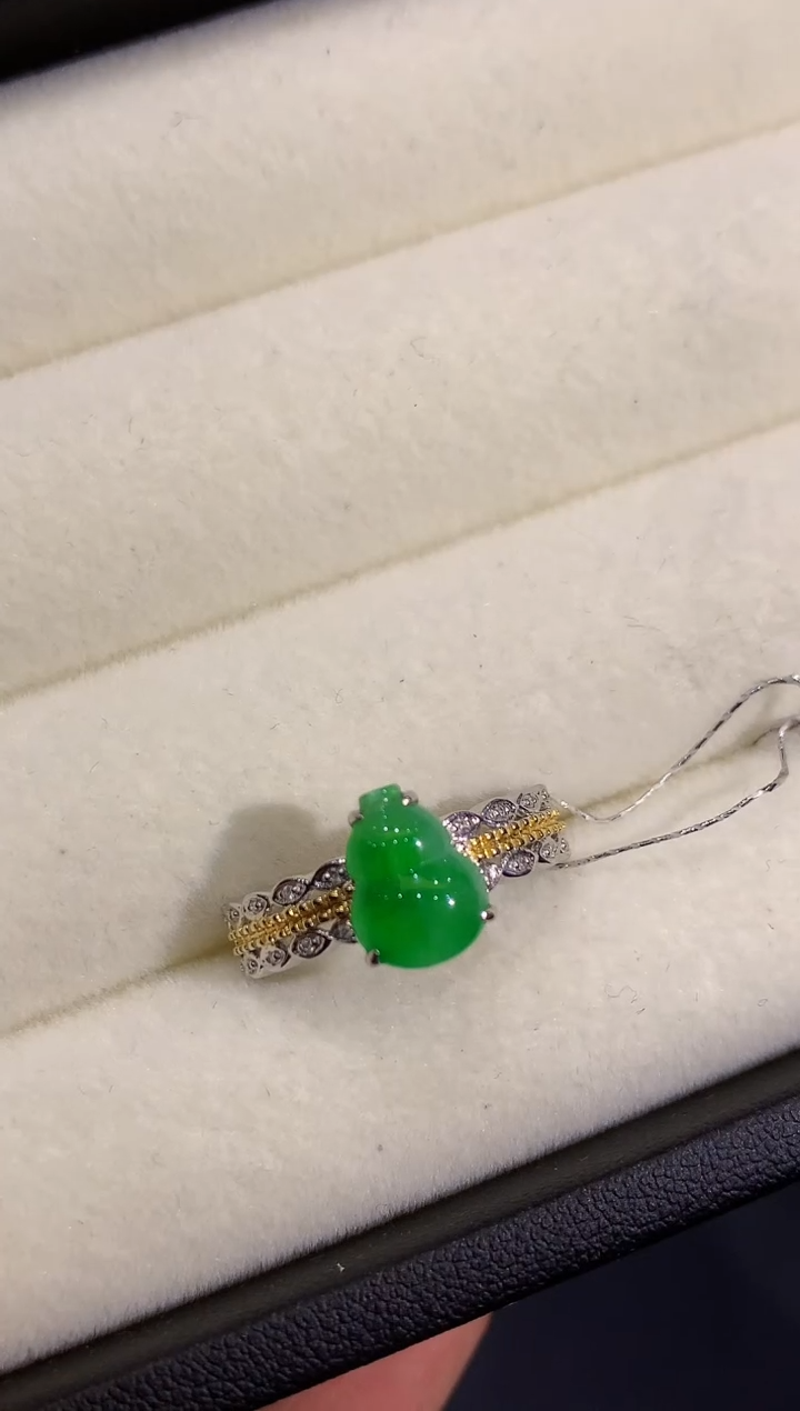 18K金镶嵌戒指翡翠多样性发其一