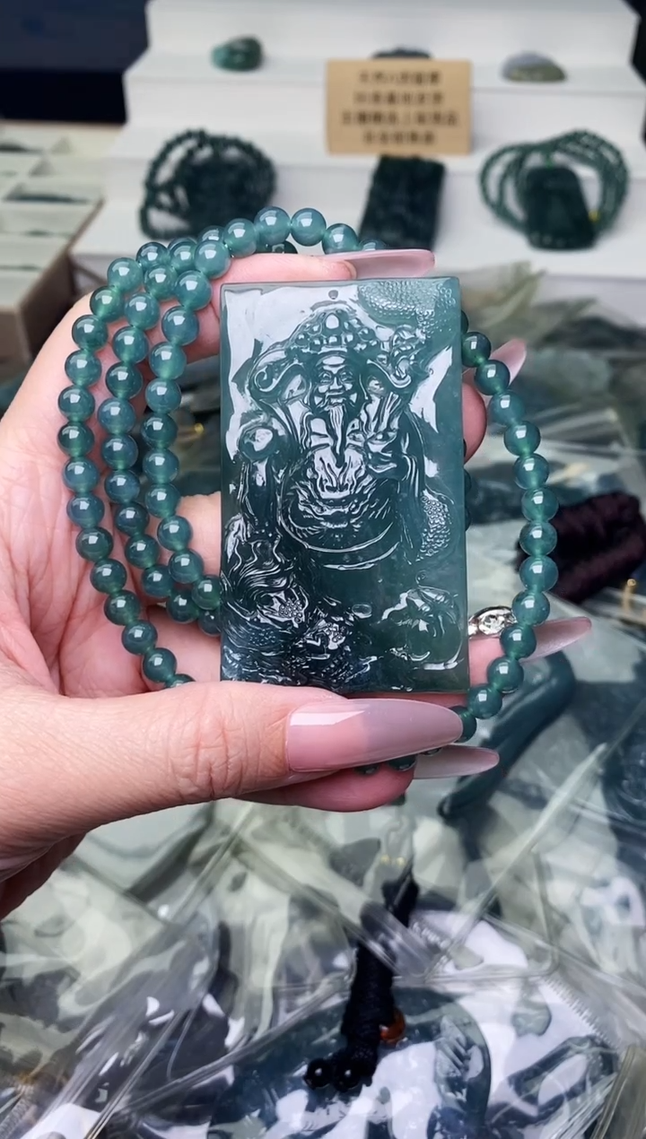 颈饰未镶嵌翡翠 