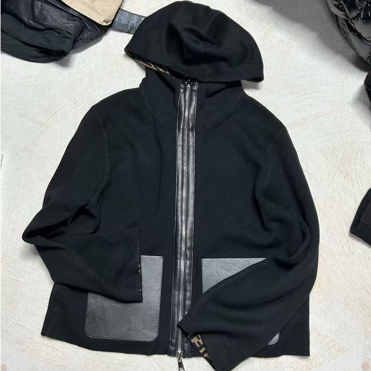 慕溢-25时尚黑色fd连帽拼皮口袋拉链外套