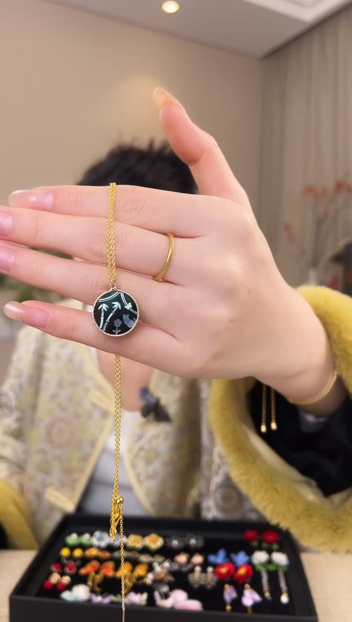 刺绣绒花带螺钿项链