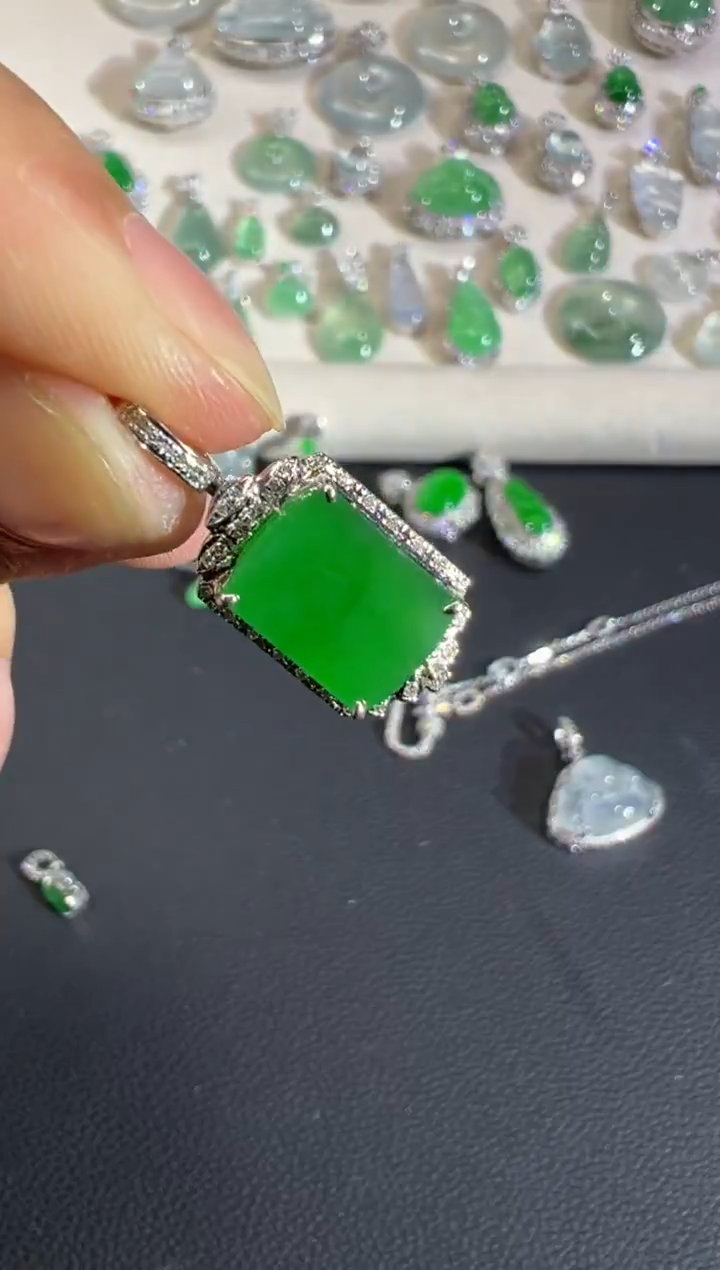 吊坠(不含链)18K金镶嵌翡翠B304|3980