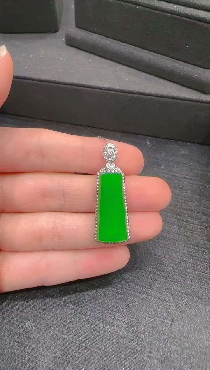 【闪购商品】翡翠吊坠(赠链)18K金镶嵌天然翡翠A货