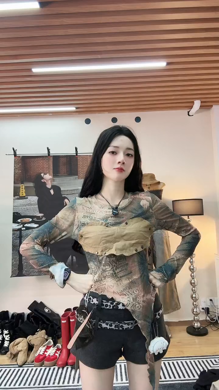 2025变成岛屿拼手速薅羊毛款上衣