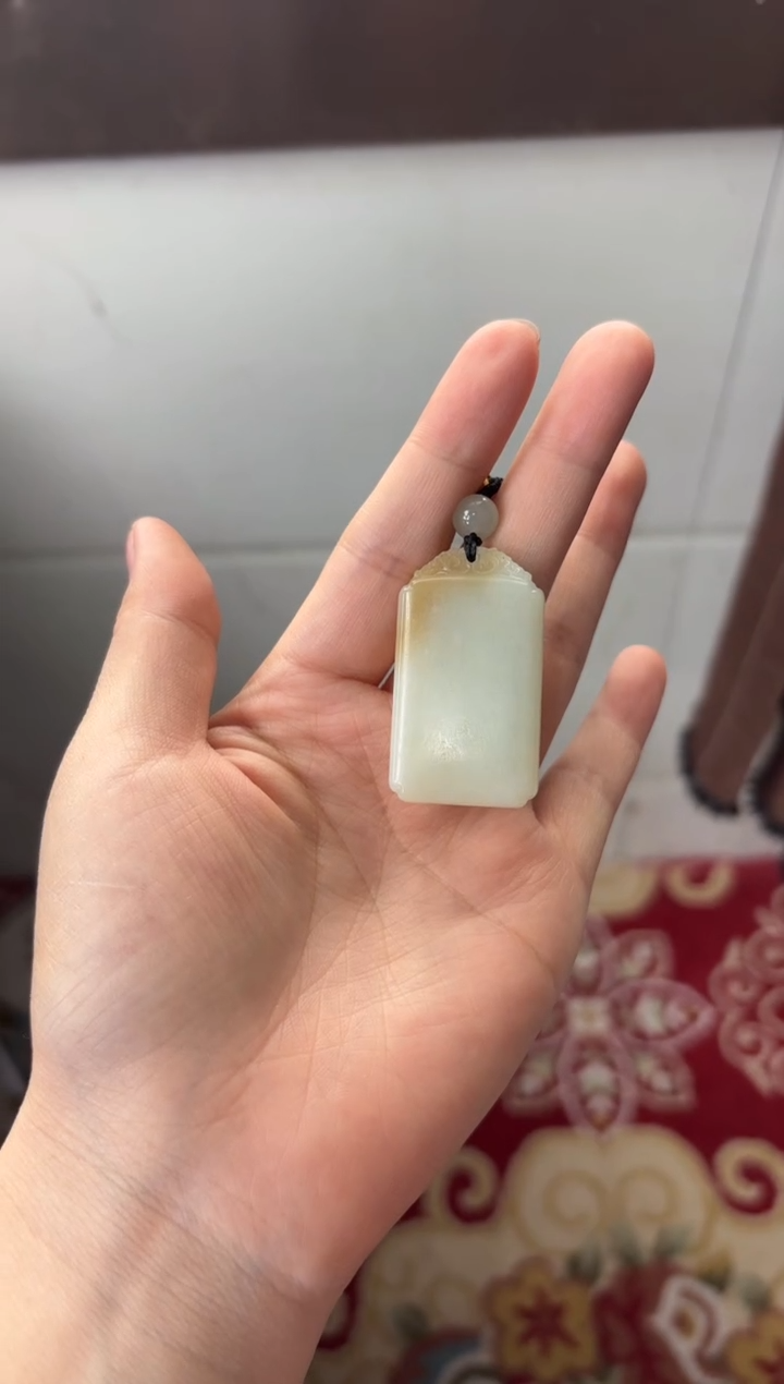 【闪购商品】和田玉吊坠(赠链)未镶嵌且末微色差迪克兰吊坠