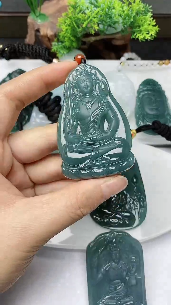 【闪购商品】翡翠颈饰未镶嵌          