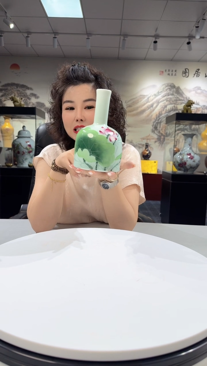 瓷片绿荷韵摇铃瓶