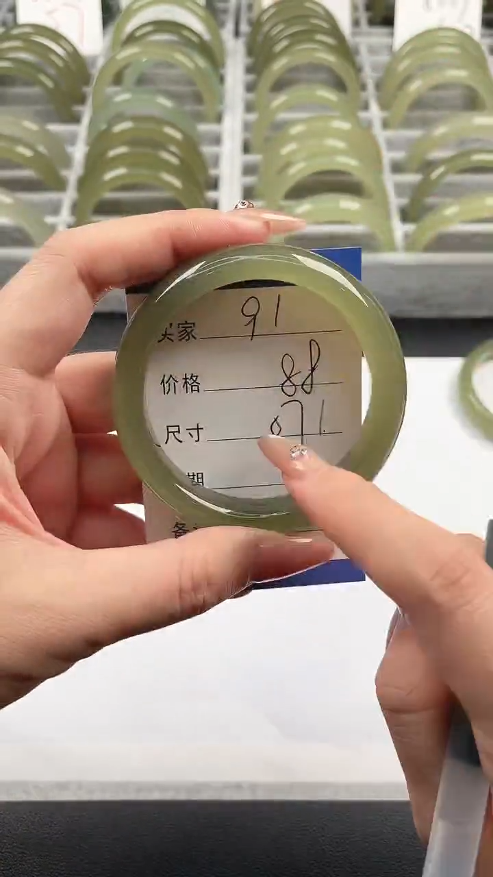 未镶嵌手镯石英质玉湖水绿