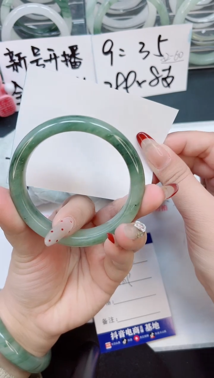 【闪购商品】石英质玉手镯合金a10