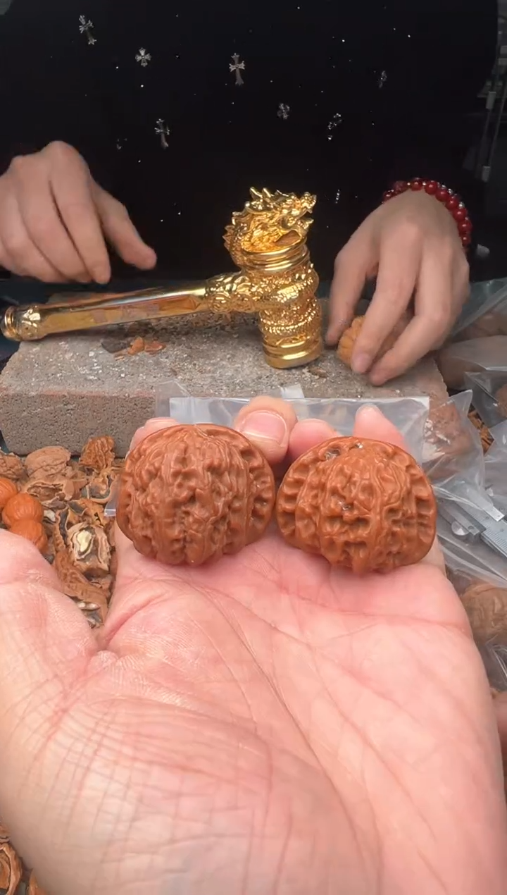 【闪购商品】文玩核桃把件全尺寸打好底白狮子随机发一对