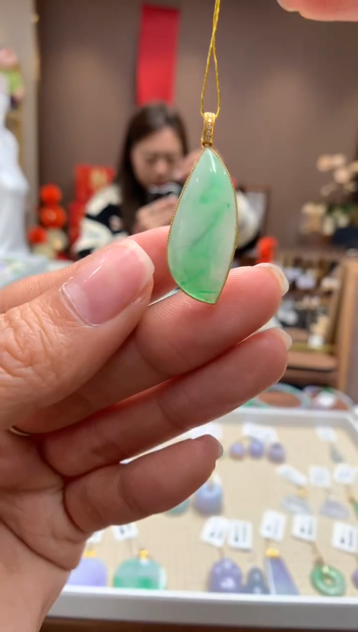 【闪购商品】翡翠颈饰18K金镶嵌随形