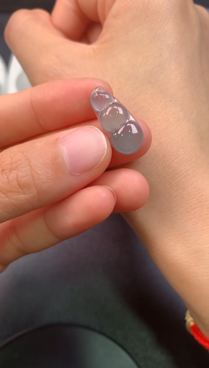 翡翠未镶嵌颈饰无鉴赏期无证书