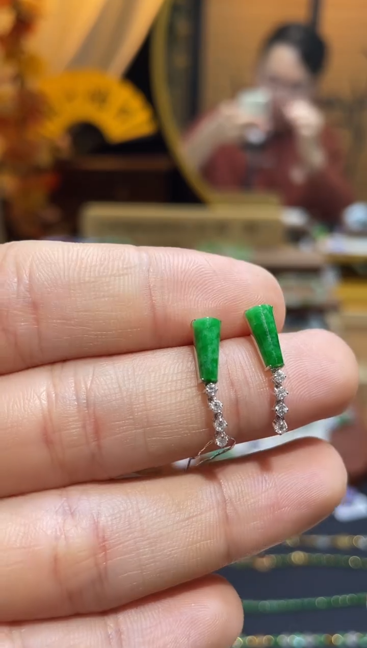 颈饰18K金镶嵌翡翠耳钉