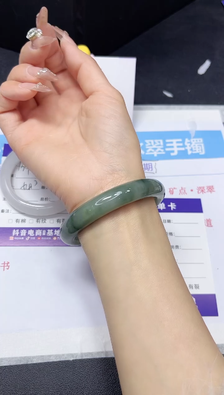 【闪购商品】石英质玉手镯未镶嵌135