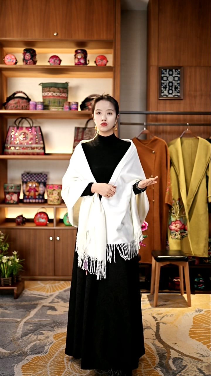 刺绣私人定制苗族手工白色围巾